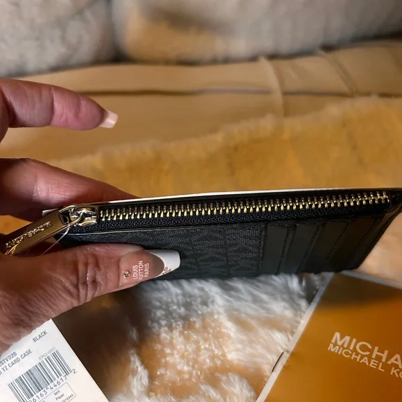 020. Michael Kors Elegant Black Card Wallet - Picture 5 of 5